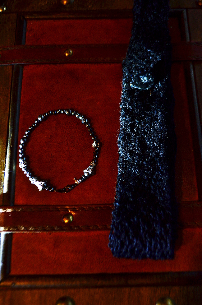 Get Style Staple nero maglia cravatta e pietra bracciale set gli uomini, "He-Man Matrix" smartwears Jior Couture per beneficenza. Fare clic sulla foto per ingrandirla.