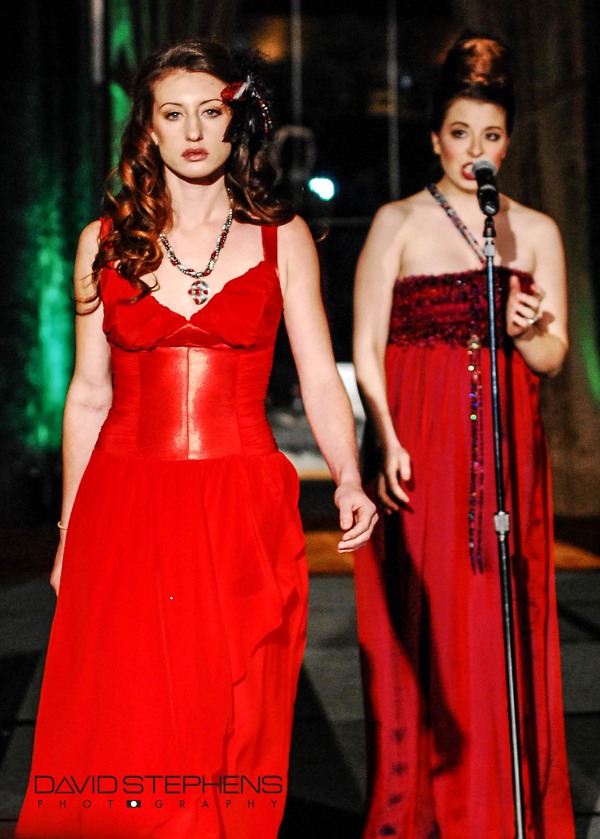 Cantante d'opera di Chicago  Karrah Cambry in j-na couture abiti