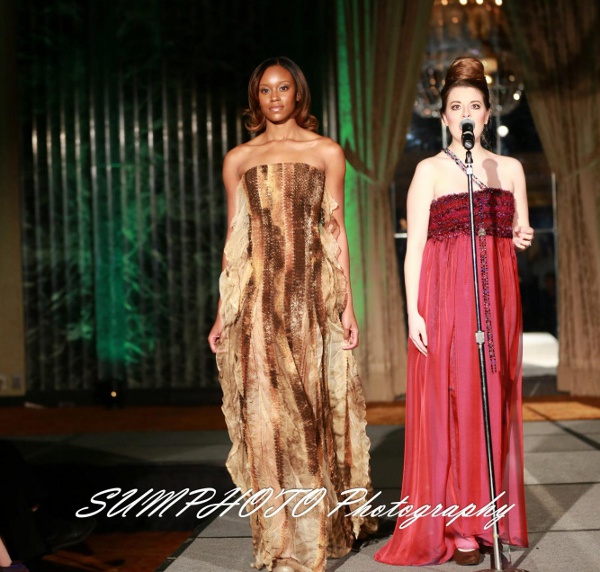 Cantante d'opera di Chicago  Karrah Cambry in j-na couture abiti