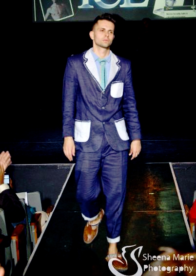 Aquí está de mi hijo Cal haciendo su propio modelaje en su propio traje de lino azul marino tropical y corbata de seda tejida con textura. Quería que los pantalones esposadas y un poco recortado ...... un ejemplo perfecto de ajustar un estilo intemporal!