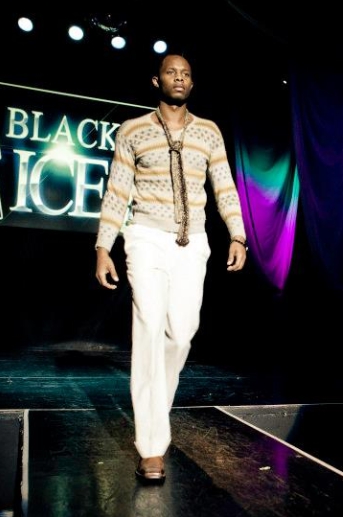 GSb Men's Couture pasarella con sueter hecho a mano con pantalones de lino y la firma GSb corbata de piel compasivo.