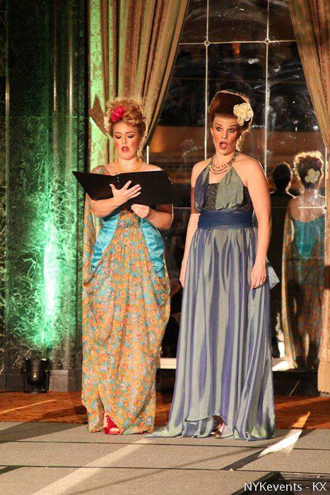  María Lutz la renombre cantante de ópera de Chicago a la derecha en un vestido de la seda y cristal swarovski espuma de mar y azul marino.