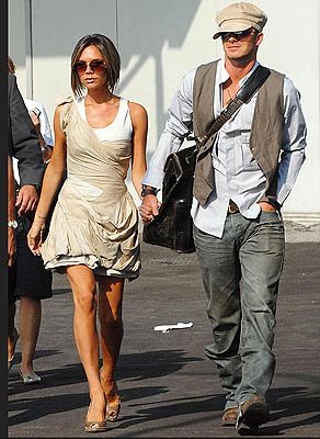 David Beckham hace un alarde realmente genial en sus Ray Ban y los pantalones vaqueros! Aquí se ve aún más notable debido a que el chaleco que eligió. Se tira este look casual juntos.