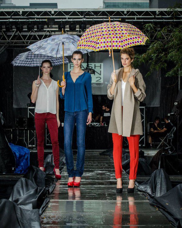 Se llovio po en cima d las pasarella en Chicago 2012.