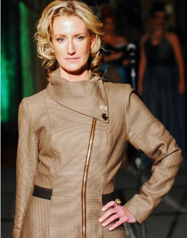 En cuanto a ellas con un límite de presupuesto utilizamos perlas de agua dulce en semi-preciosas piedras, como este impresionante topacio ahumado en broche de plata.