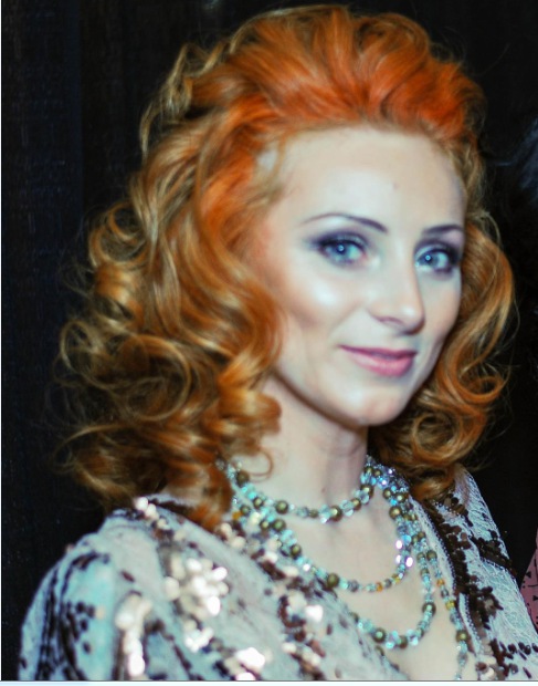 Las piezas eléctricas de alto impacto se hacen tan bien en diseños de cristal y adornos de Swarovski!