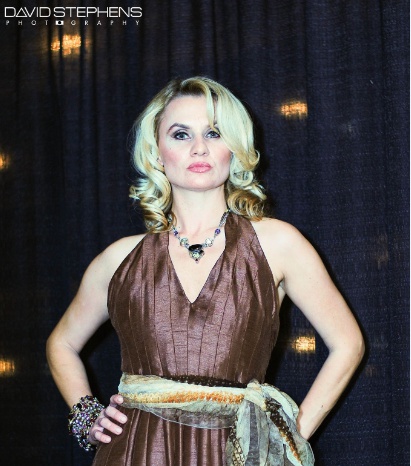 En j-na couture diseñamos a mano y hacemos que nuestras piezas de accesorios de la joyería con la cosa real para nuestros clientes!