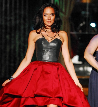 Para una inversión inteligente en su colección de joyas y de imagen, versatilidad es el nombre del juego.  Al igual que este collar j-na couture de alto impacto en las perlas verdaderas, Swarovski y perlas magnéticas hematita.  La mejor noticia es que funciona como un cinturón impresionante y triplica como un brazalete!