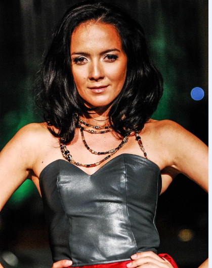 Para una inversión inteligente en su colección de joyas y de imagen, versatilidad es el nombre del juego.  Al igual que este collar j-na couture de alto impacto en las perlas verdaderas, Swarovski y perlas magnéticas hematita.  La mejor noticia es que funciona como un cinturón impresionante y triplica como un brazalete!