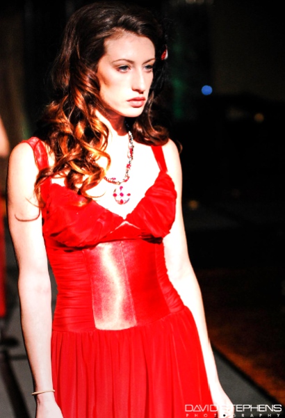 Por Bling grande y Destello se puede haber piedras preciosas de una clasificación inferior en claridad, si se utiliza adecuadamente en los diseños, pero nunca debe haber piedras preciosas de imitación!