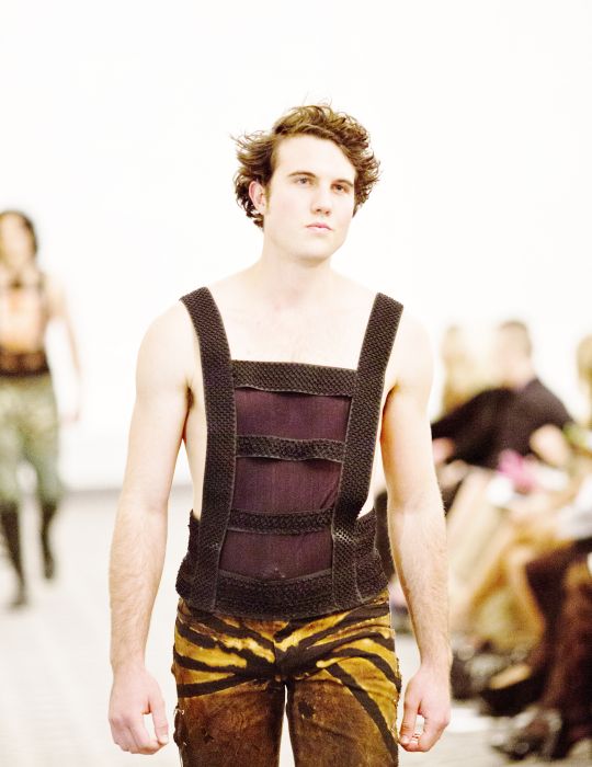 Mens standard couture canottiere personalizzati, in semitrasparente e shapewear per stringere la cintola e mostrano la pelle negli spazi lusinghieri.